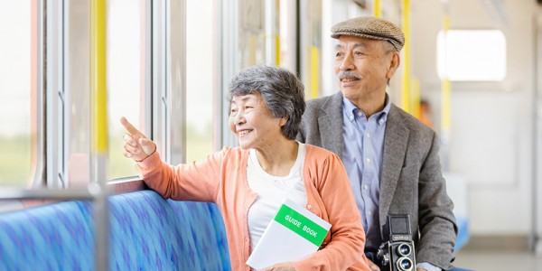 老人ホームでも外出自由！施設タイプ別の外出ルールを解説