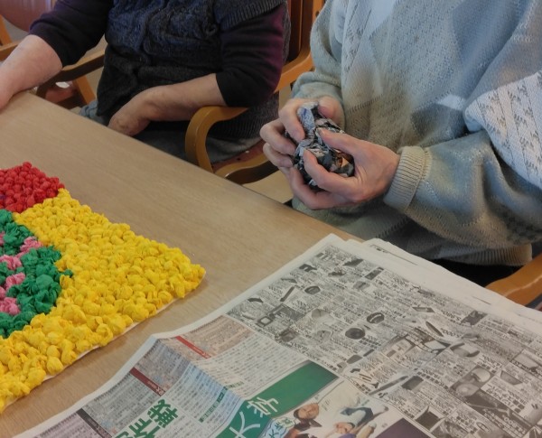 ①にお花紙を貼り、だるまの絵を貼り付けます。